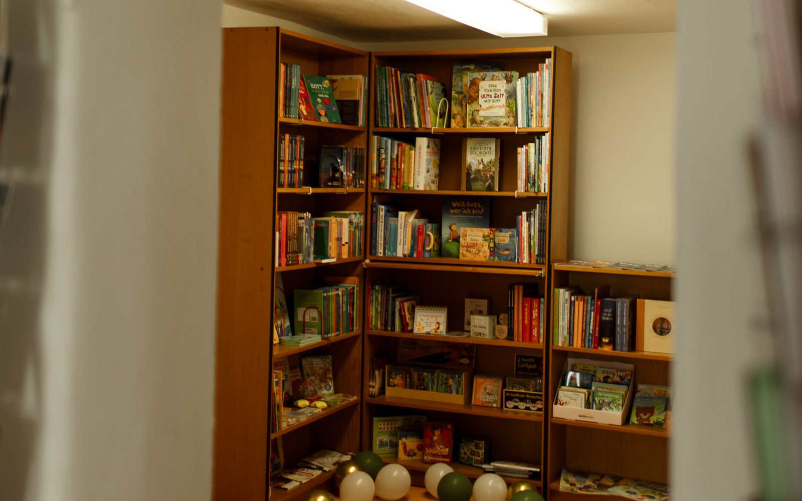 Blick durch den Torbogen auf die Regale der Kinder- und Jugendbuch-Ecke