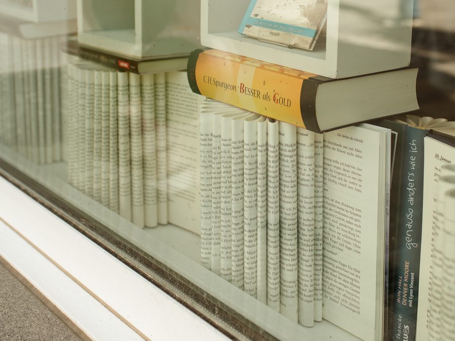 Aufgefächerte Bücher und Titel im Schaufenster der Bücherstube